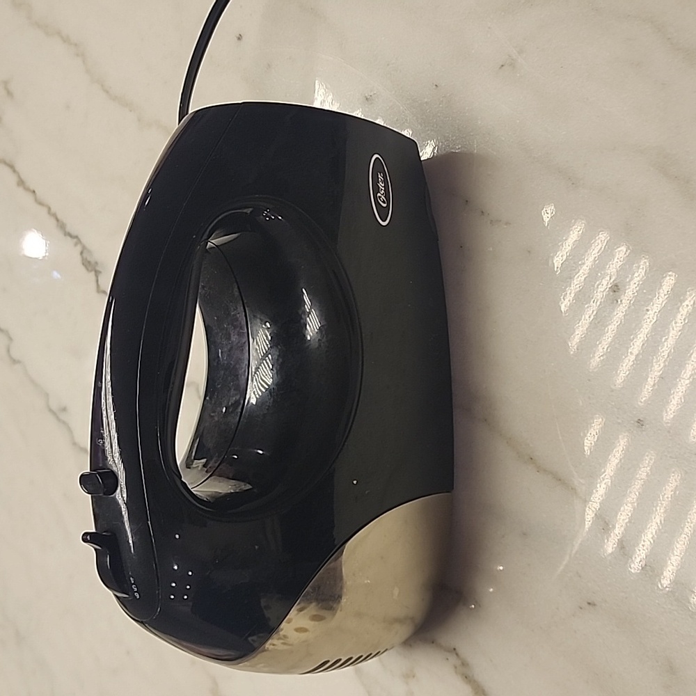OSTER HAND MIXER MODEL 2534 WITH RETRACTABLE CORD